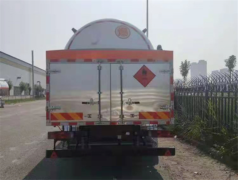 東風(fēng)專底單橋氣罐運輸車