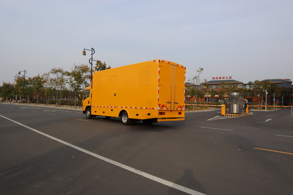 五十鈴150KW應(yīng)急電源車(chē)